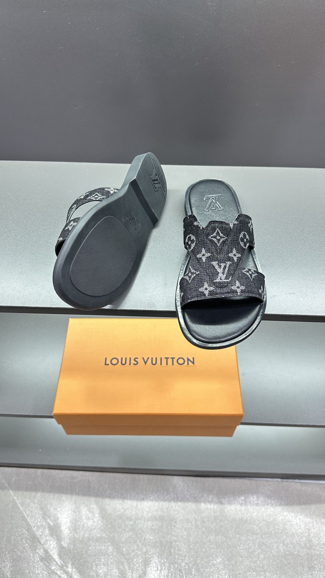 Louis Vuitton Slippers